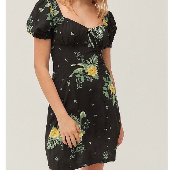 Urban Outfitters Dresses & Skirts - UO Cassia Puff Sleeve Minidress Tropical Floral